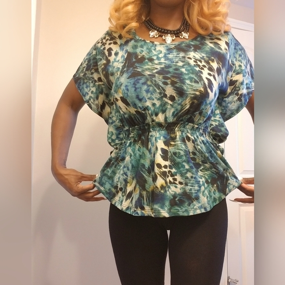 SOLD‼🚫Cute Animal Print Top size Medium - Picture 2 of 6